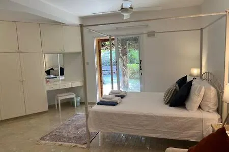 Regina Gardens - Spacious, 3 Bed, Ground Floor Unit With Large Patio Apartment *